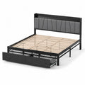 Doppelbett mit Metallrahmen, Holzlatten und gepolstertem Kopfteil in Schwarz